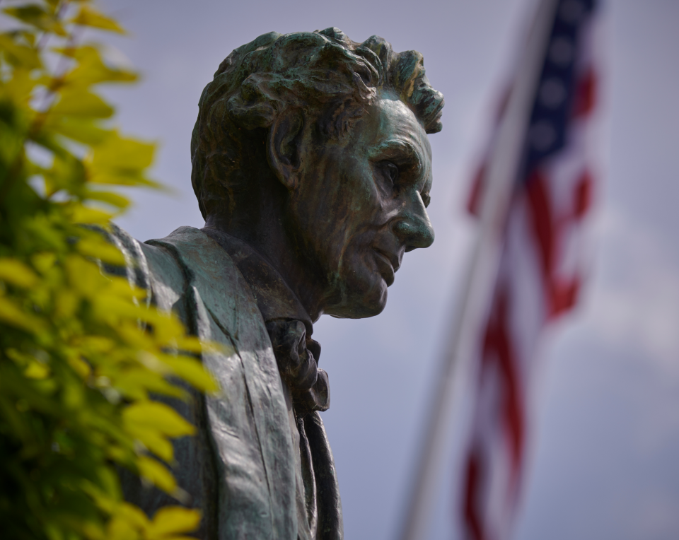 亚伯拉罕·林肯雕像，背景是国旗. 